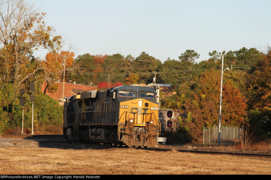 CSX 743 leads train Q698 towards the yard